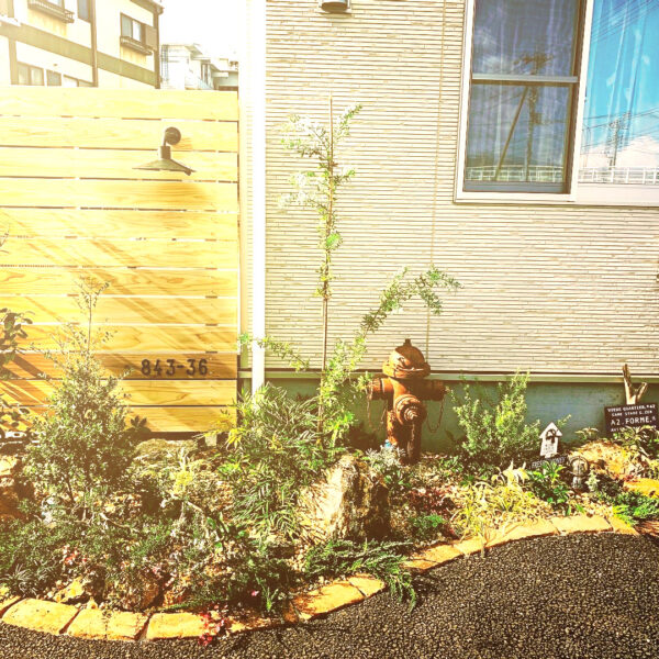 アスファルトだった駐車場を目隠しフェンスとグリーンスペースでカフェ風ガーデンに。~静岡県御殿場市~