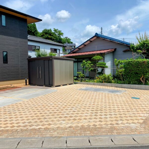 駐車スペースを使いやすさとデザイン性を兼ね備えたインターロッキング舗装に　～静岡県駿東郡小山町～